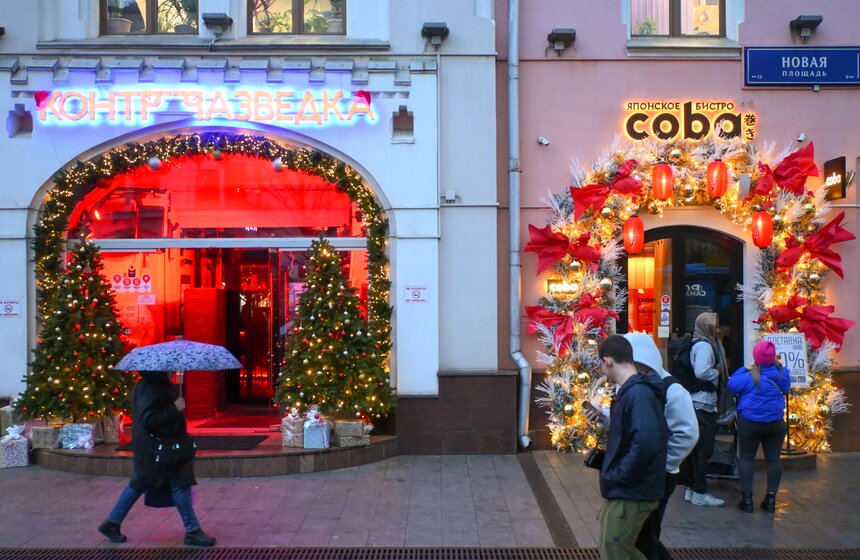 Витрины магазинов начали украшать в Москве к Новому году 19 фото