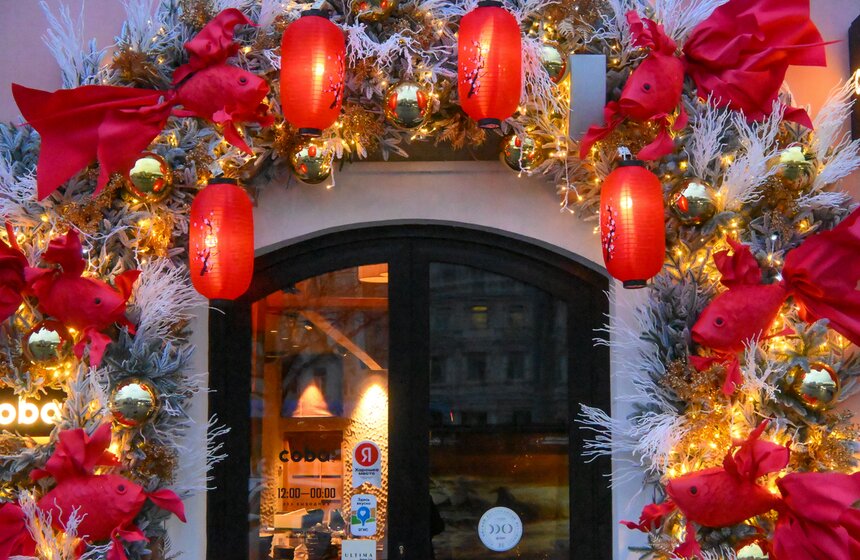 Витрины магазинов начали украшать в Москве к Новому году 20 фото