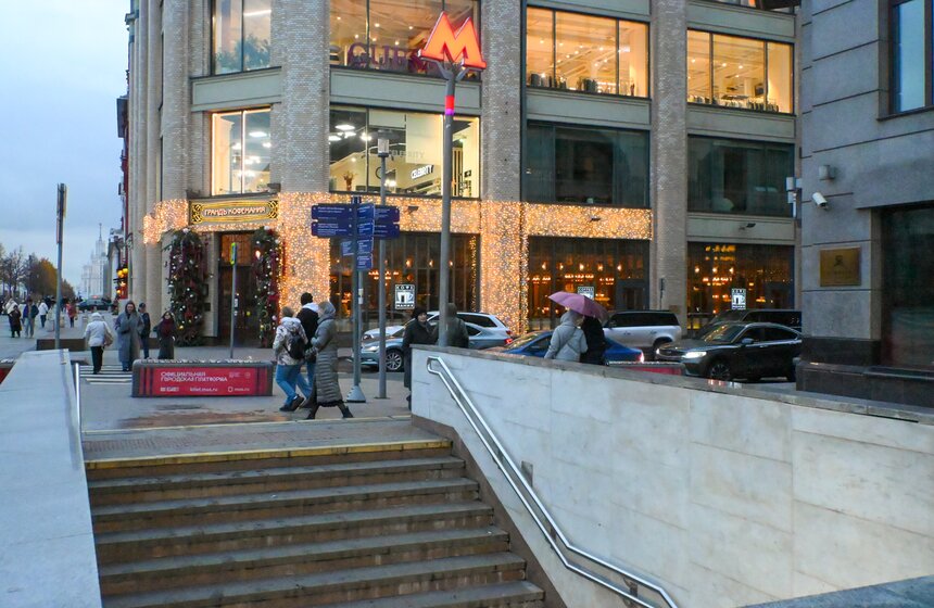 Витрины магазинов начали украшать в Москве к Новому году 17 фото