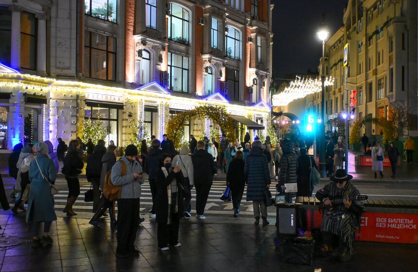 Витрины магазинов начали украшать в Москве к Новому году 30 фото