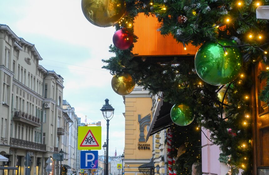 Витрины магазинов начали украшать в Москве к Новому году 13 фото