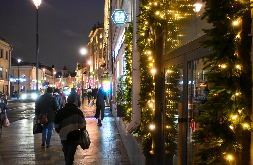 Витрины магазинов начали украшать в Москве к Новому году 22 фото