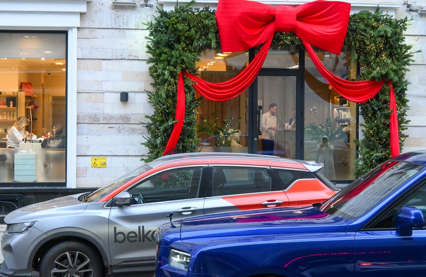 Витрины магазинов начали украшать в Москве к Новому году 12 фото