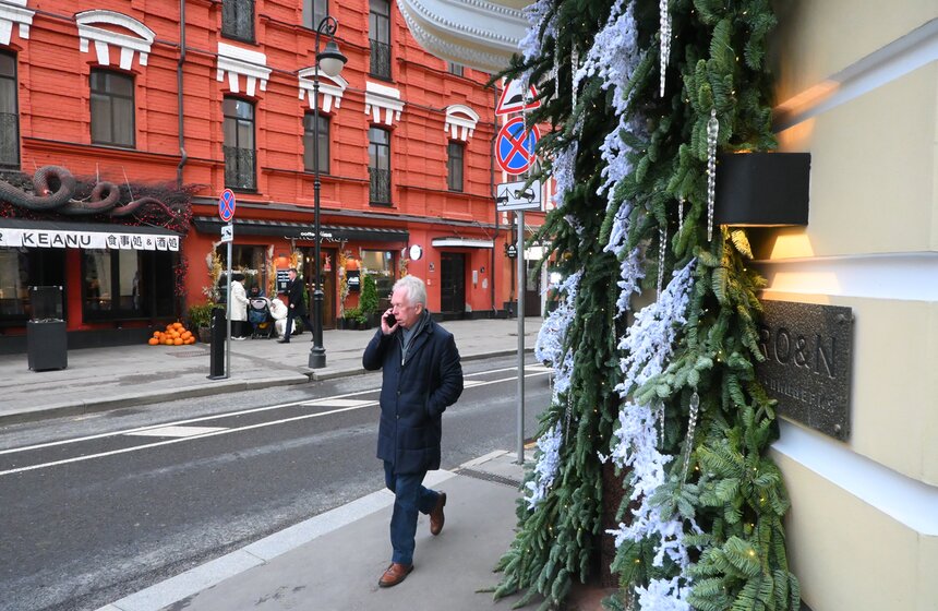 Витрины магазинов начали украшать в Москве к Новому году 1 фото