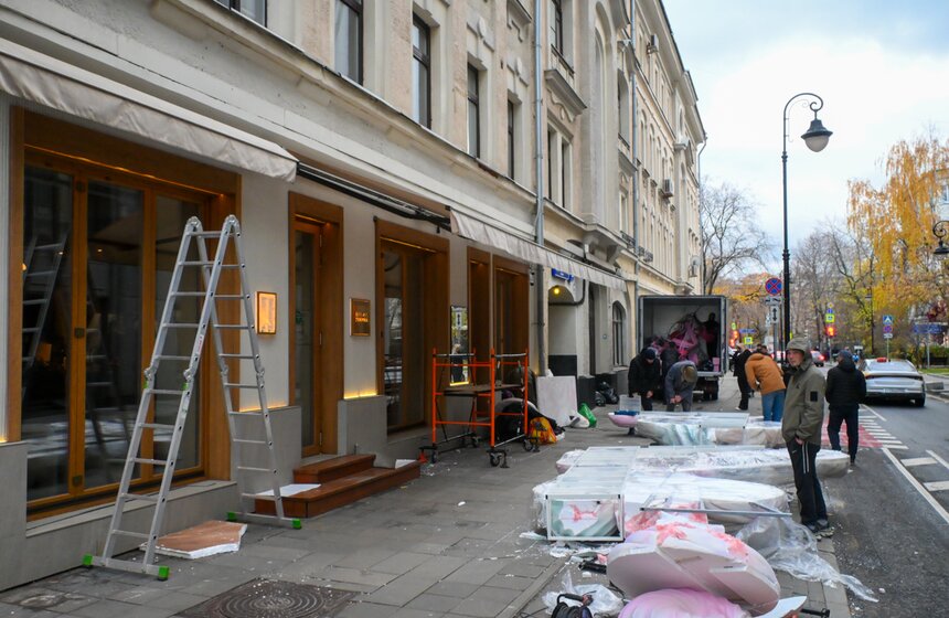 Витрины магазинов начали украшать в Москве к Новому году 11 фото