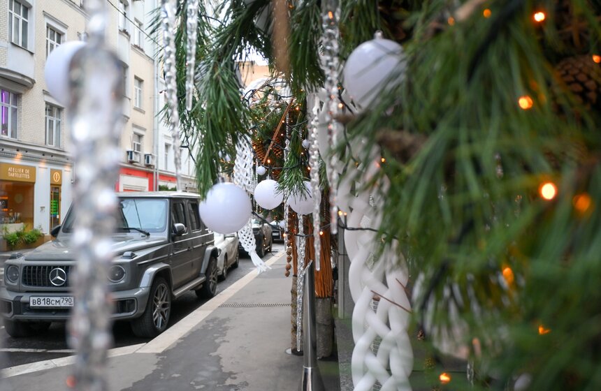 Витрины магазинов начали украшать в Москве к Новому году 6 фото