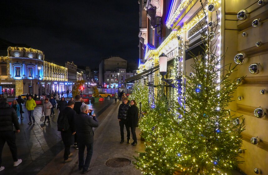 Витрины магазинов начали украшать в Москве к Новому году 32 фото