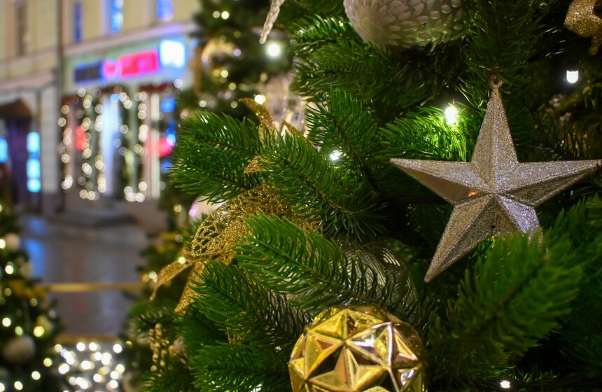 Витрины магазинов начали украшать в Москве к Новому году 34 фото