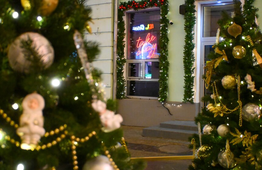 Витрины магазинов начали украшать в Москве к Новому году 25 фото