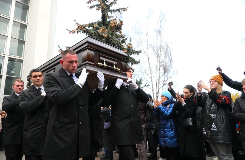 В Москве прошла церемония прощания с телеведущим Юрием Николаевым 32 фото