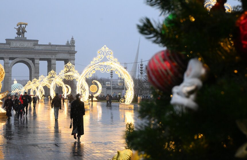 Территорию ВДНХ украсили к зимним праздникам 10 фото