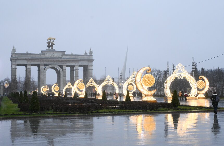 Территорию ВДНХ украсили к зимним праздникам 5 фото