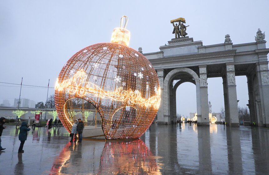 Территорию ВДНХ украсили к зимним праздникам 18 фото
