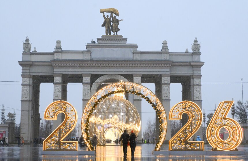Территорию ВДНХ украсили к зимним праздникам 1 фото