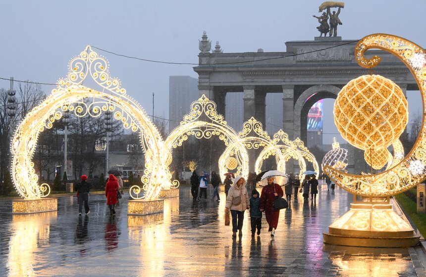 Территорию ВДНХ украсили к зимним праздникам 15 фото