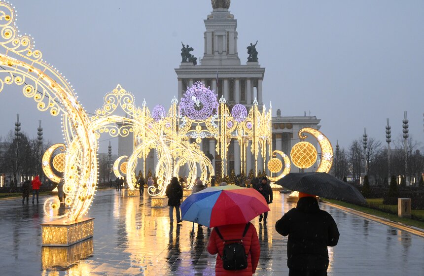 Территорию ВДНХ украсили к зимним праздникам 11 фото