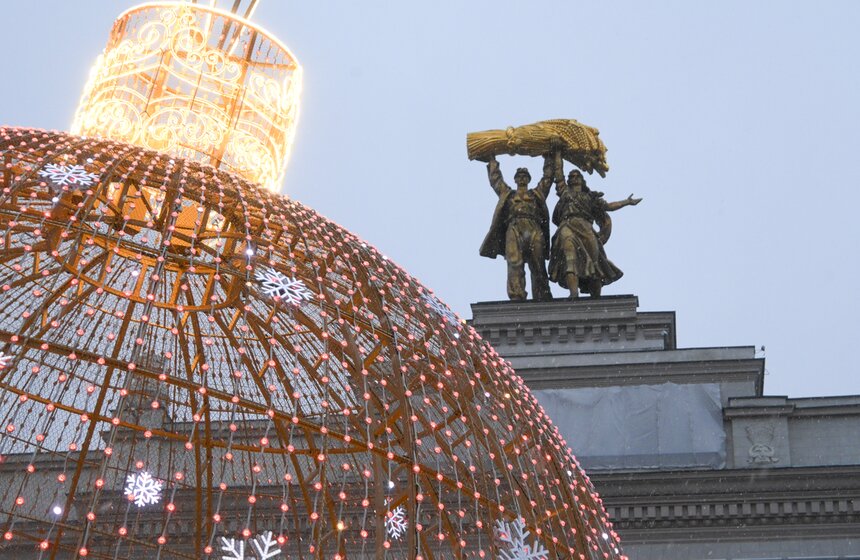 Территорию ВДНХ украсили к зимним праздникам 17 фото