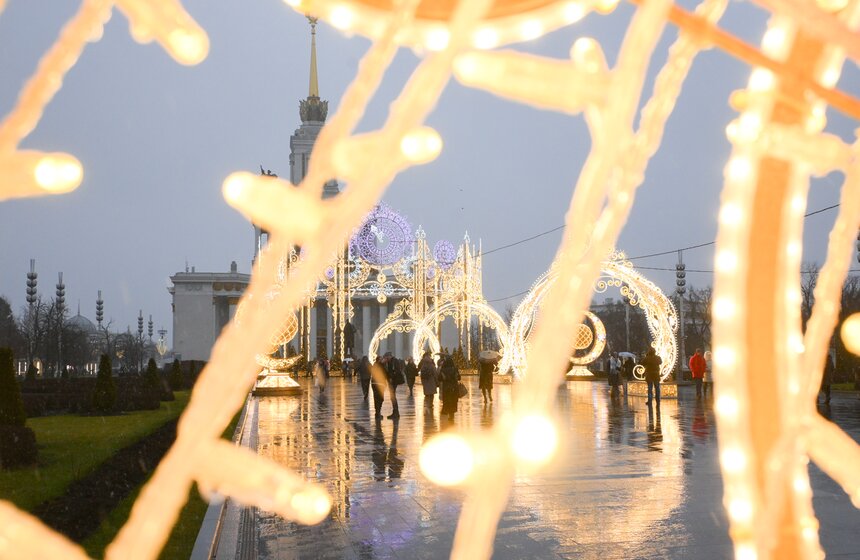 Территорию ВДНХ украсили к зимним праздникам 8 фото