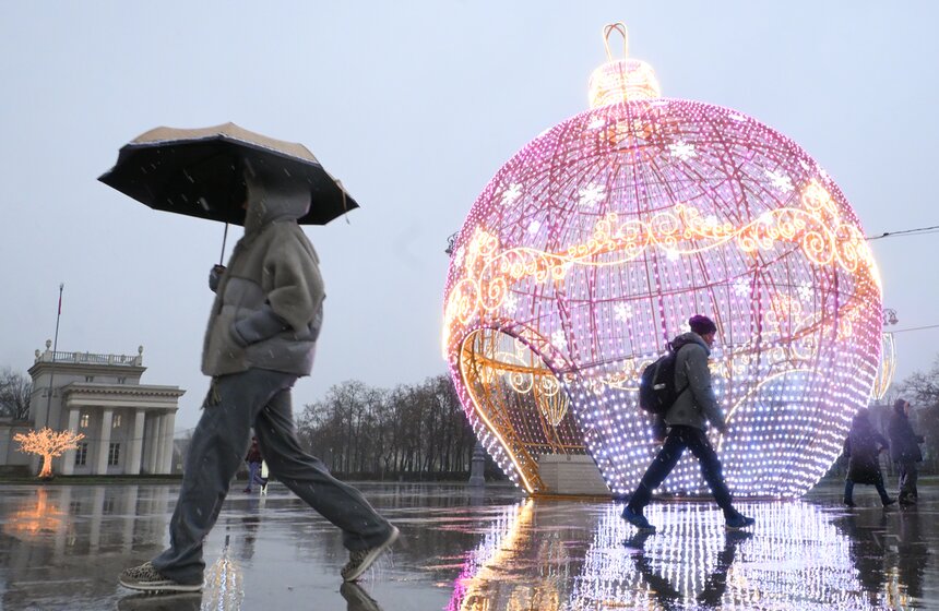 Территорию ВДНХ украсили к зимним праздникам 3 фото