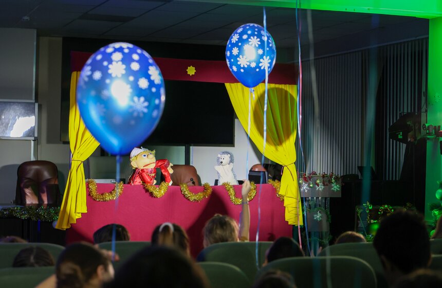 Добровольцы-спасатели поздравили маленьких пациентов с Новым годом в Москве 9 фото