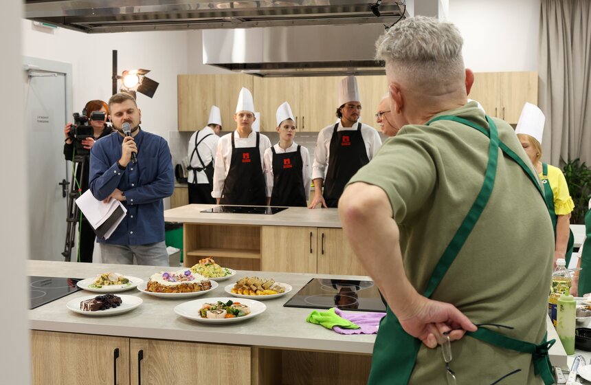 Кулинарный поединок прошел между участниками "Московского долголетия" и студентами 23 фото