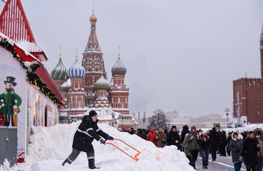 Коммунальщики ликвидируют последствия сильного снегопада в Москве 24 фото