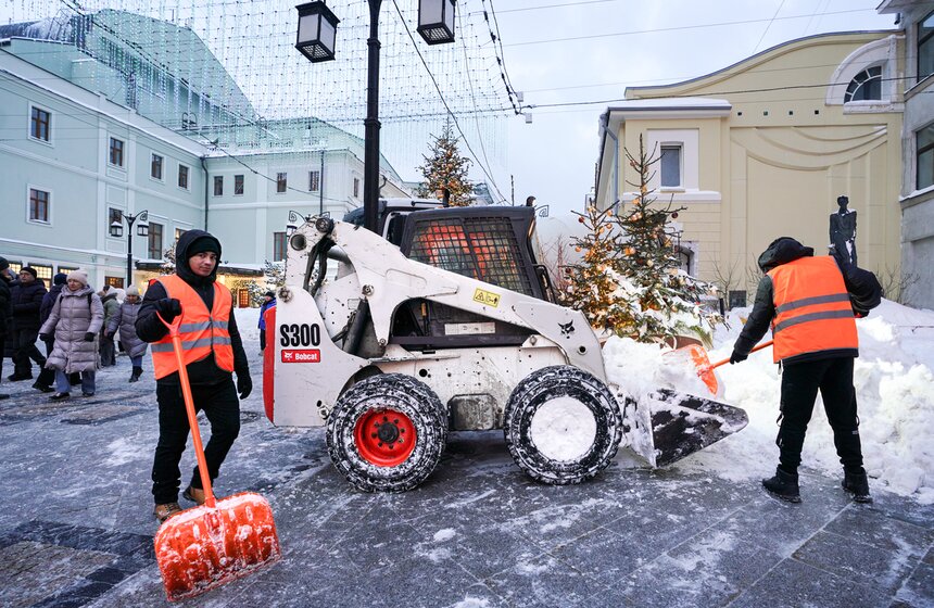 Коммунальщики ликвидируют последствия сильного снегопада в Москве 19 фото