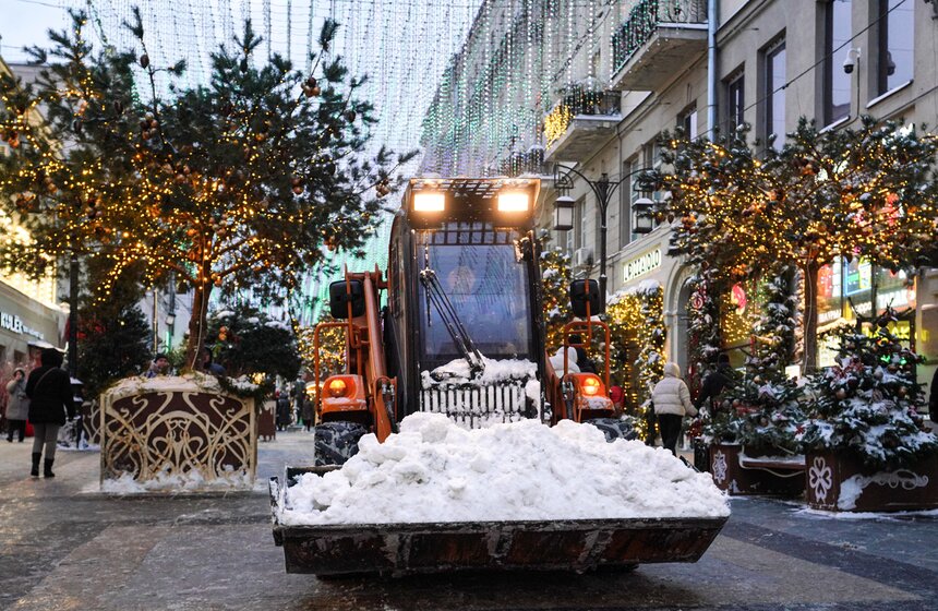 Коммунальщики ликвидируют последствия сильного снегопада в Москве 18 фото