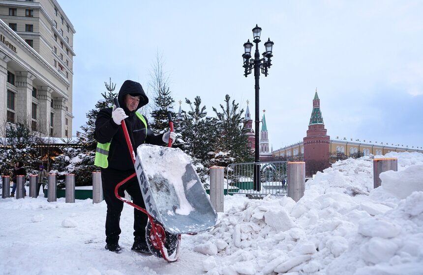 Коммунальщики ликвидируют последствия сильного снегопада в Москве 16 фото