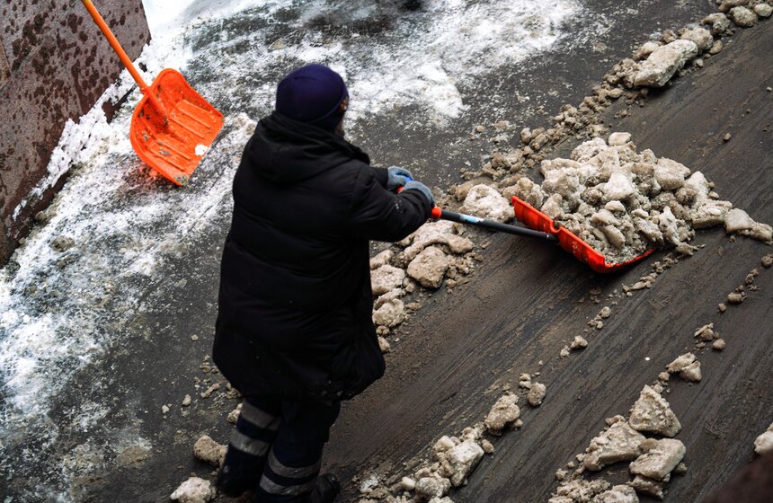 Коммунальщики ликвидируют последствия сильного снегопада в Москве 6 фото