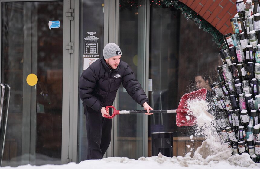 Коммунальщики ликвидируют последствия сильного снегопада в Москве 4 фото