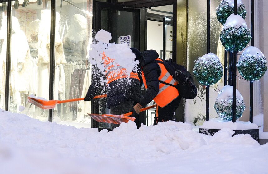 Коммунальщики ликвидируют последствия сильного снегопада в Москве 22 фото