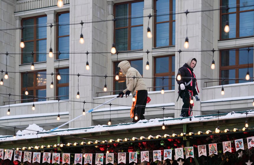 Коммунальщики ликвидируют последствия сильного снегопада в Москве 10 фото