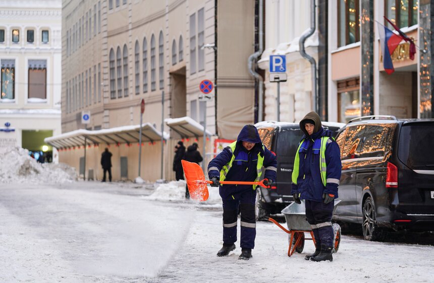 Коммунальщики ликвидируют последствия сильного снегопада в Москве 8 фото