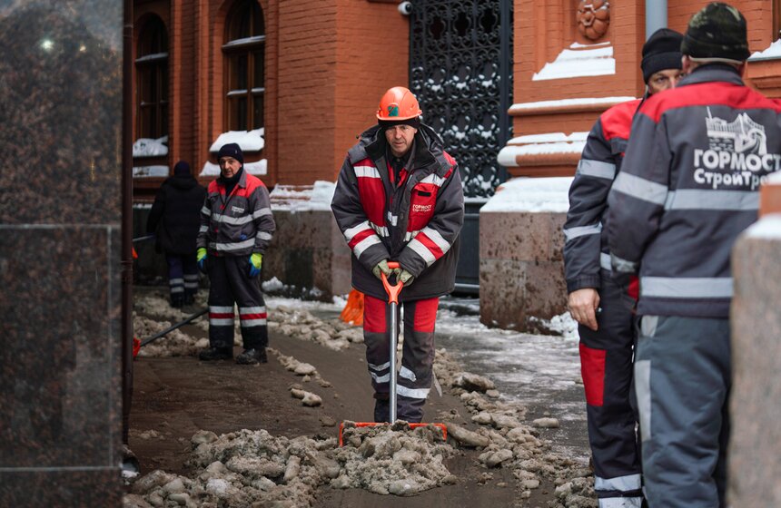 Коммунальщики ликвидируют последствия сильного снегопада в Москве 5 фото