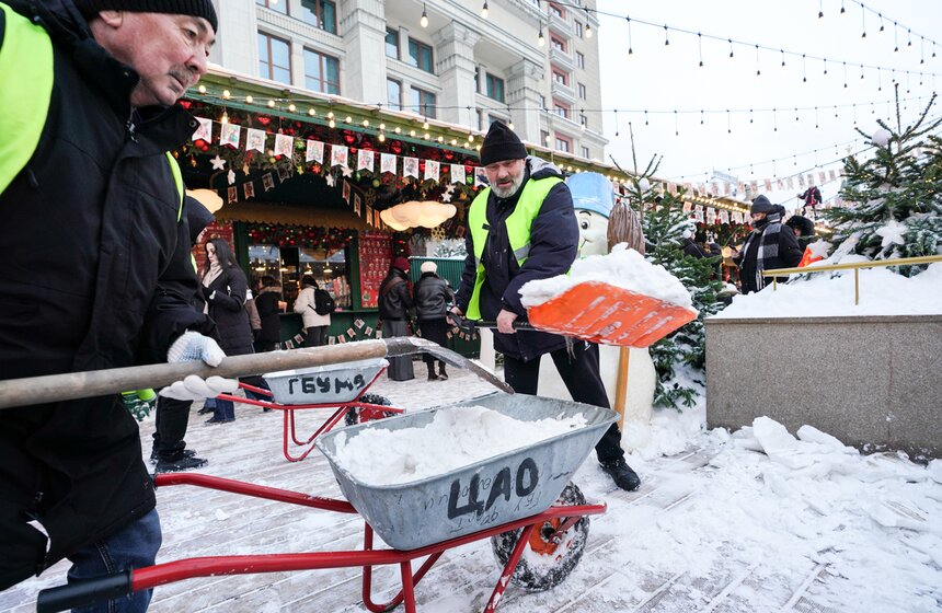 Коммунальщики ликвидируют последствия сильного снегопада в Москве 14 фото