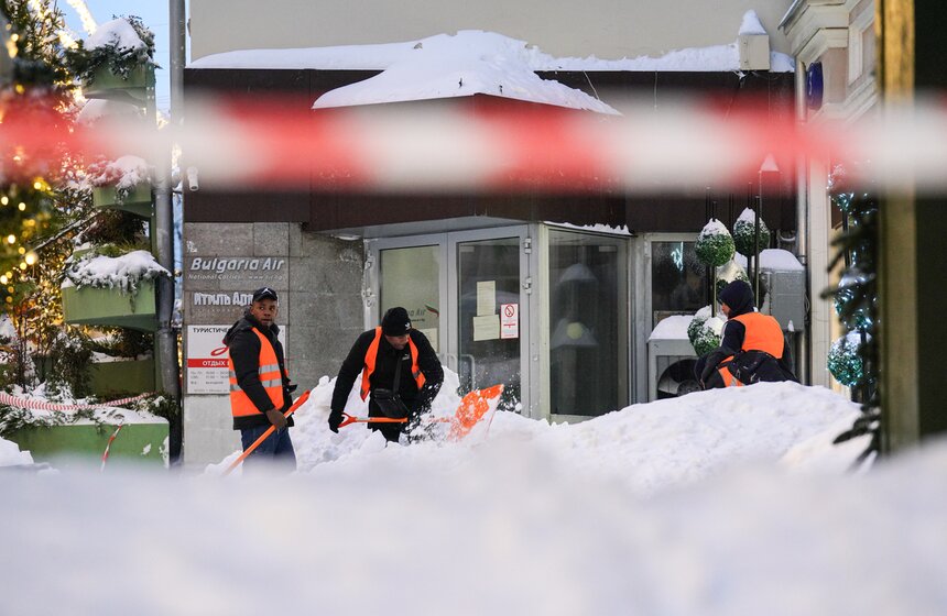 Коммунальщики ликвидируют последствия сильного снегопада в Москве 23 фото