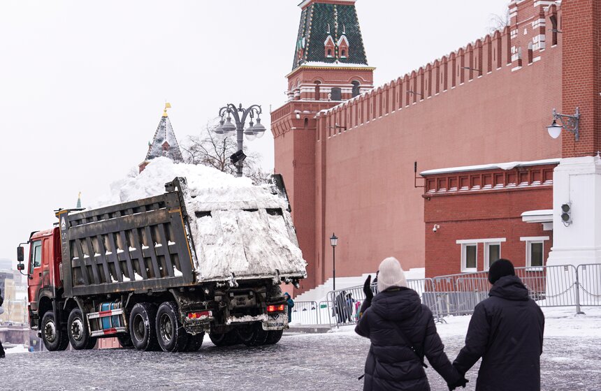 Коммунальщики ликвидируют последствия сильного снегопада в Москве 3 фото