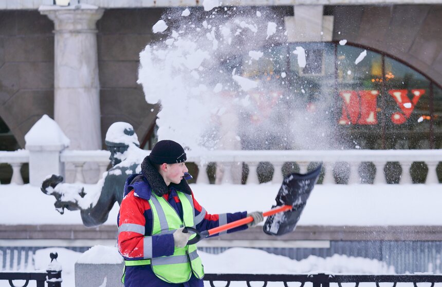 Коммунальщики ликвидируют последствия сильного снегопада в Москве 11 фото
