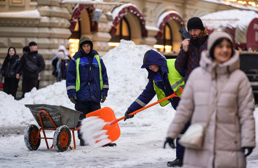 Коммунальщики ликвидируют последствия сильного снегопада в Москве 9 фото