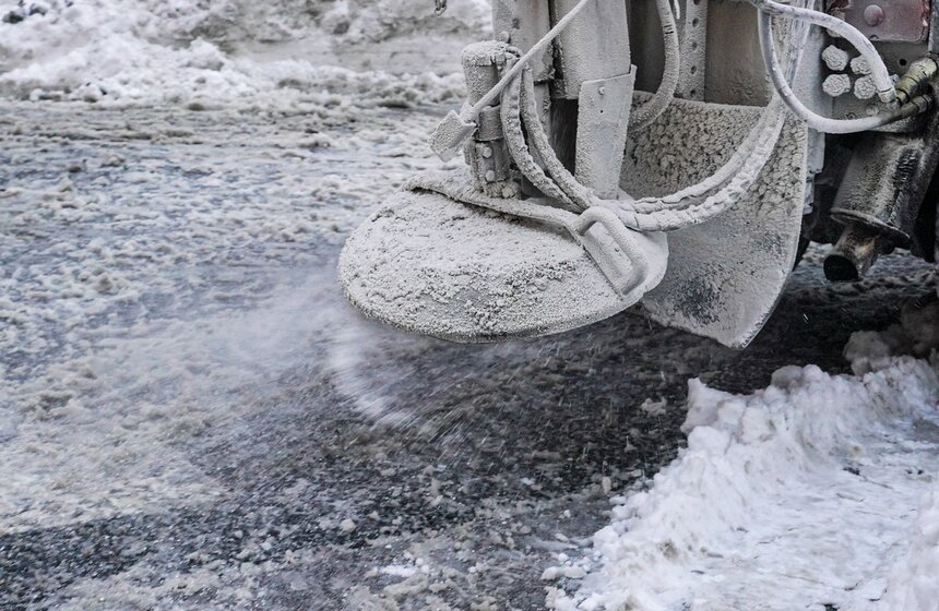 Коммунальщики ликвидируют последствия сильного снегопада в Москве 20 фото