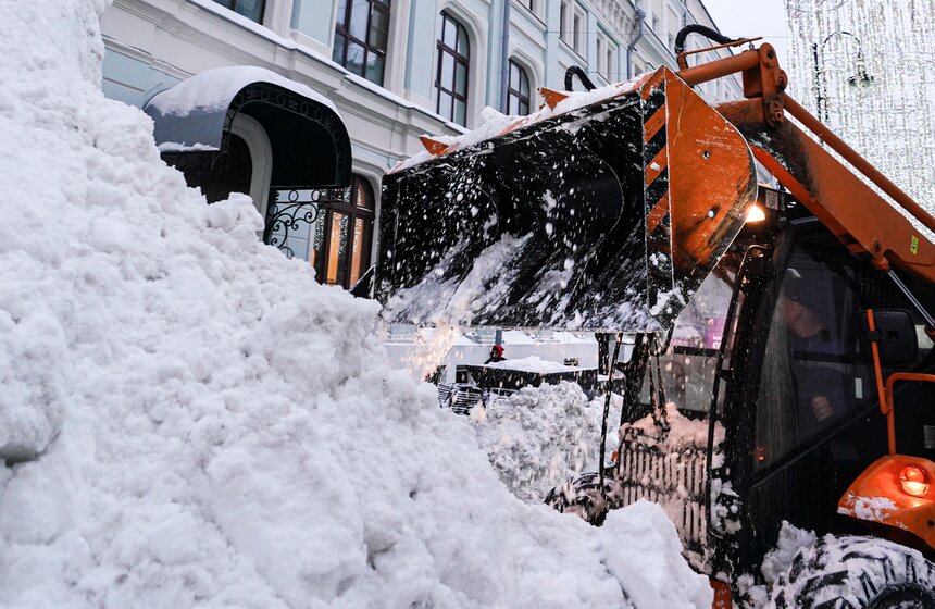 Коммунальщики ликвидируют последствия сильного снегопада в Москве 21 фото