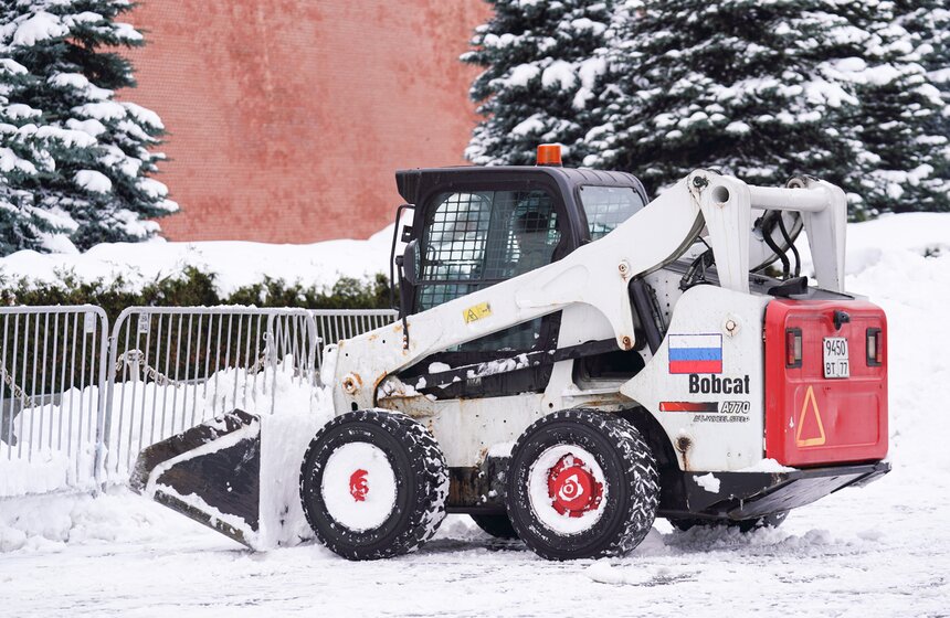 Коммунальщики ликвидируют последствия сильного снегопада в Москве 2 фото