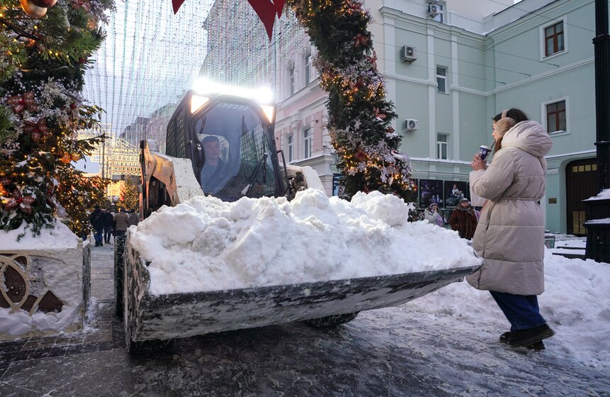 Коммунальщики ликвидируют последствия сильного снегопада в Москве 17 фото