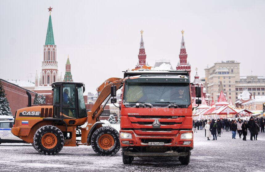 Коммунальщики ликвидируют последствия сильного снегопада в Москве 1 фото