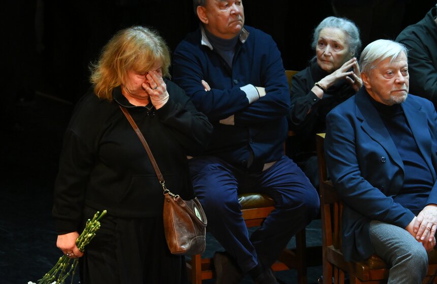 Прощание с актером Игорем Золотовицким состоялось в театре МХТ имени Чехова 18 фото