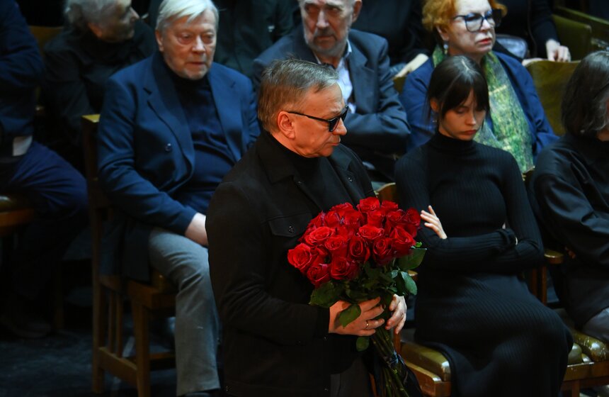 Прощание с актером Игорем Золотовицким состоялось в театре МХТ имени Чехова 10 фото