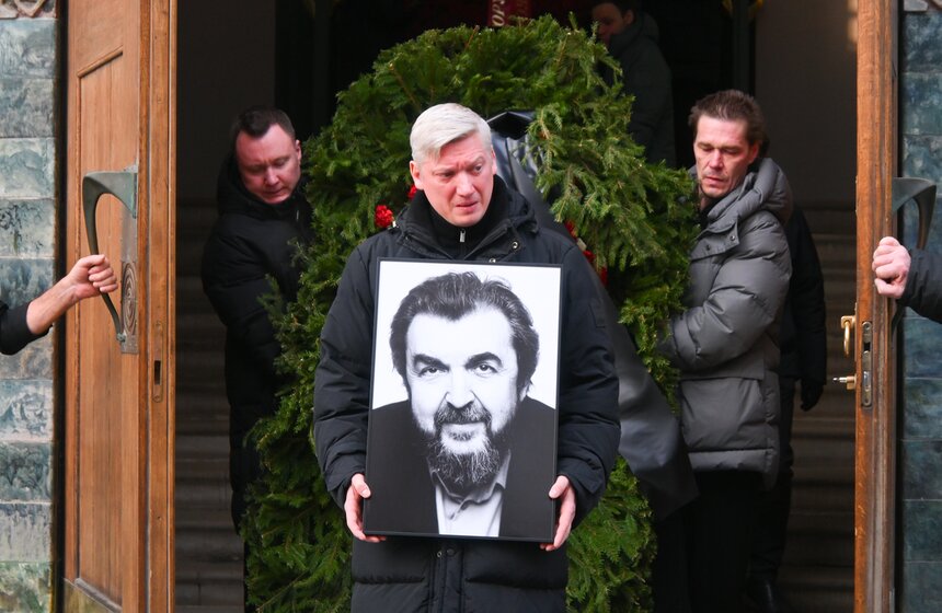 Прощание с актером Игорем Золотовицким состоялось в театре МХТ имени Чехова 32 фото