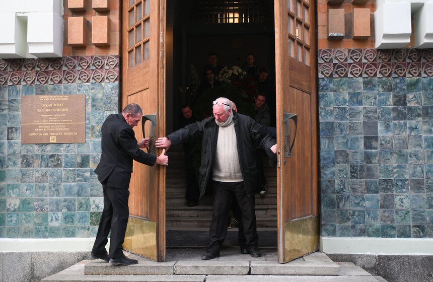 Прощание с актером Игорем Золотовицким состоялось в театре МХТ имени Чехова 31 фото