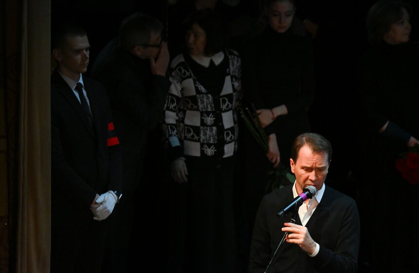 Прощание с актером Игорем Золотовицким состоялось в театре МХТ имени Чехова 22 фото